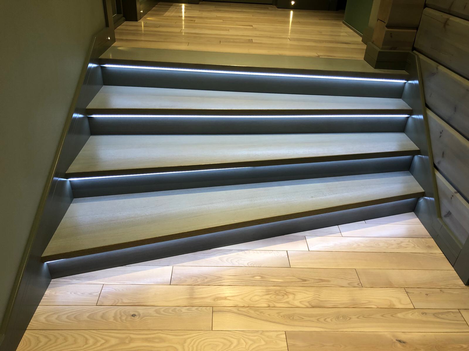 Лестница на больцах с латунным ограждением