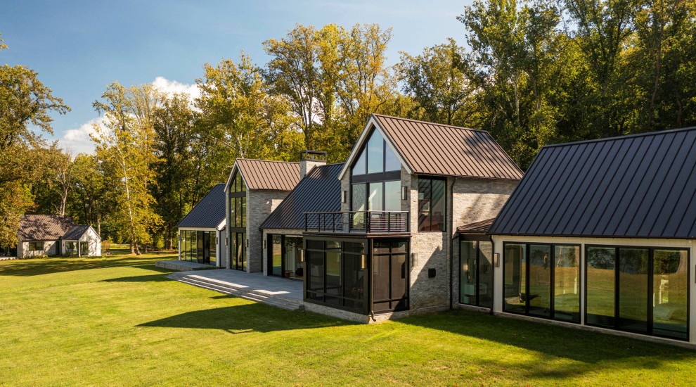 Idee per la villa ampia grigia moderna a due piani con rivestimento in pietra, copertura in metallo o lamiera e tetto marrone