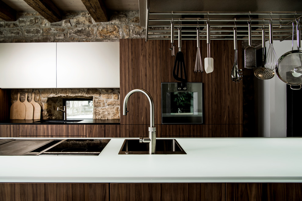 Offene Moderne Küche mit Glas-Arbeitsplatte, Kücheninsel und weißer Arbeitsplatte in Stuttgart