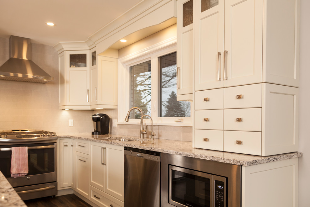 Transitional kitchen photo in Toronto