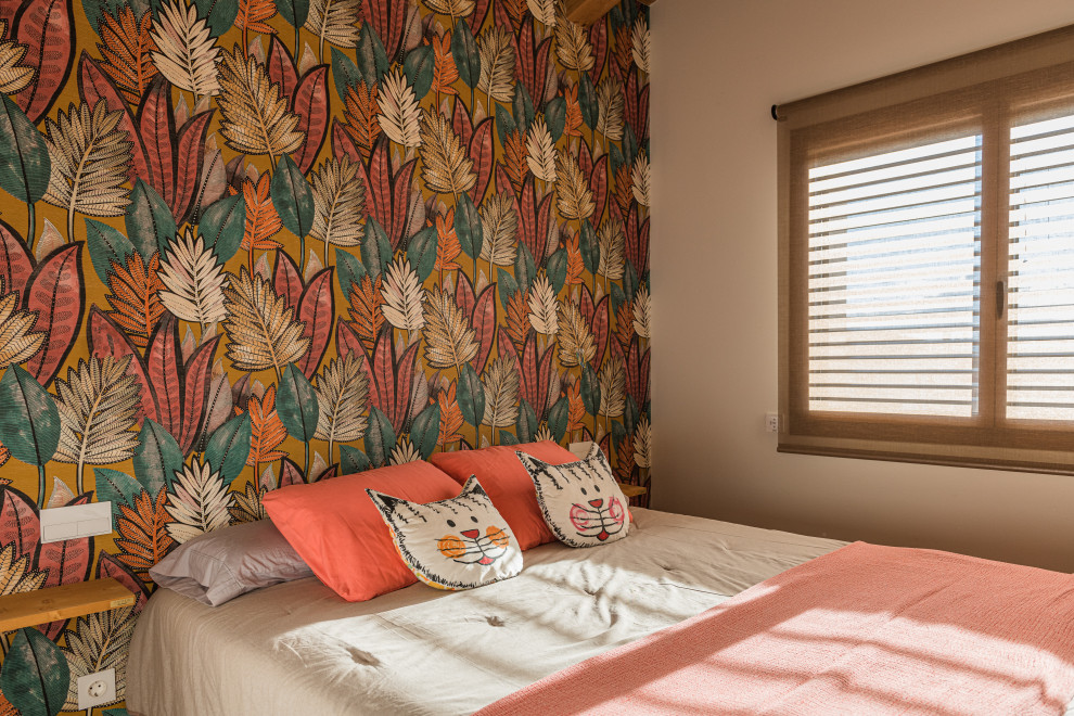 Ispirazione per una piccola camera degli ospiti tropicale con pareti multicolore, pavimento in legno massello medio e pavimento marrone