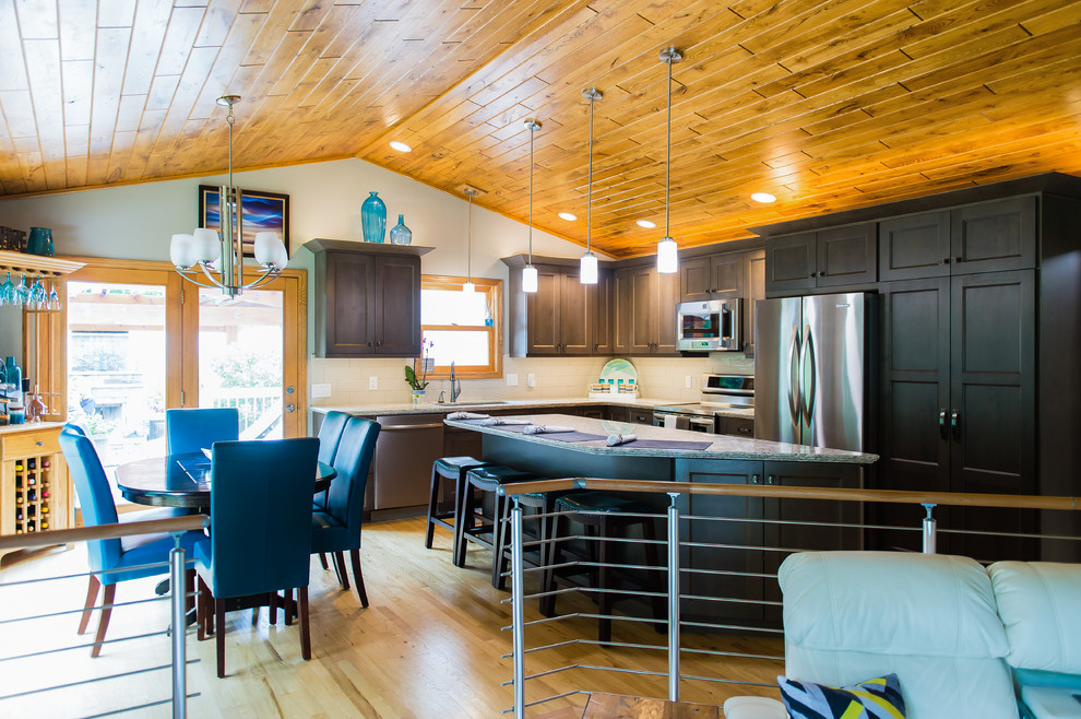 Transitional l-shaped eat-in kitchen photo