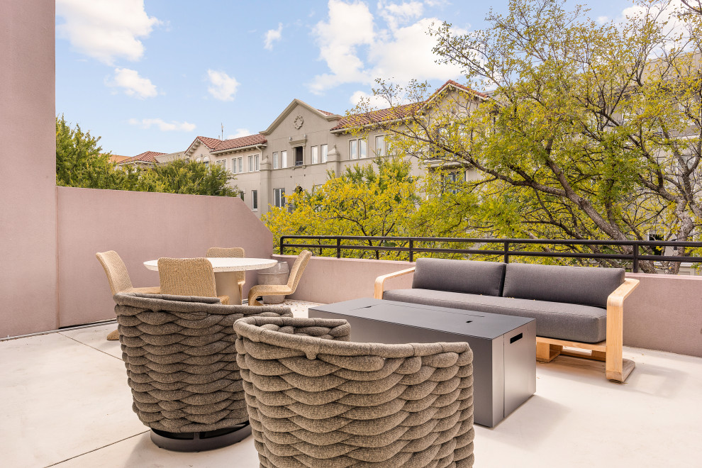 Transitional home design photo in Dallas