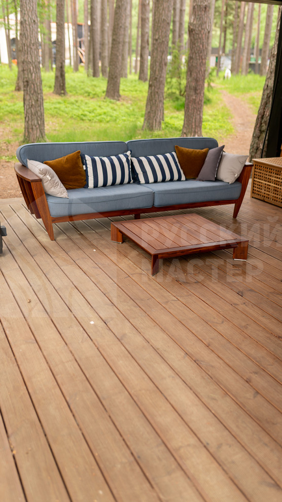 Современный дизайнерский дом с террасой и отделкой из дранки