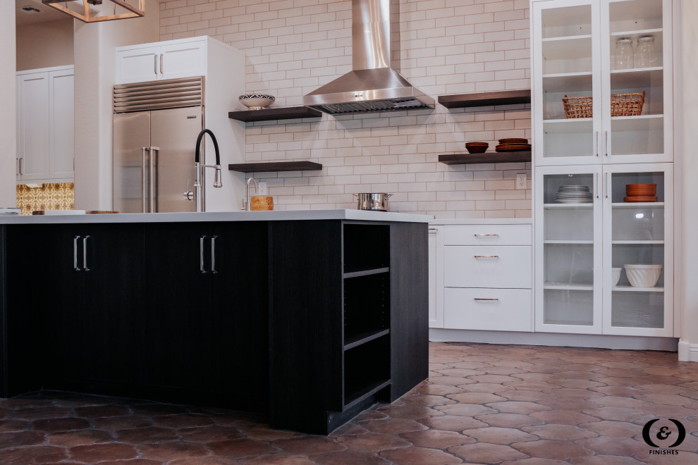 Example of a transitional home design design in Phoenix
