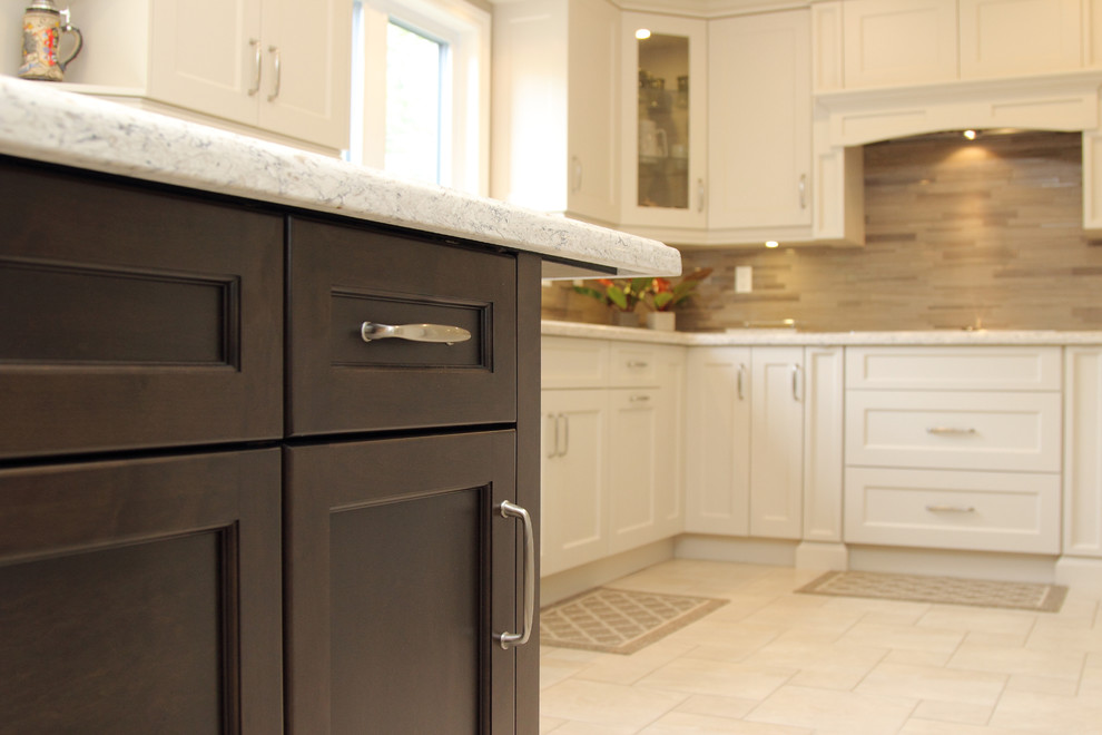 Example of a trendy kitchen design in Toronto