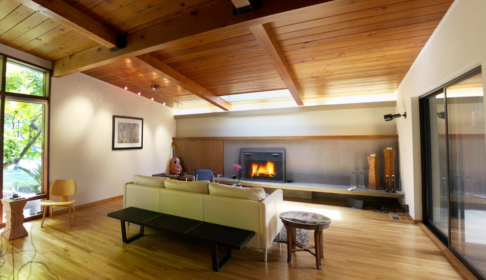 Photo of a midcentury living room in San Francisco.