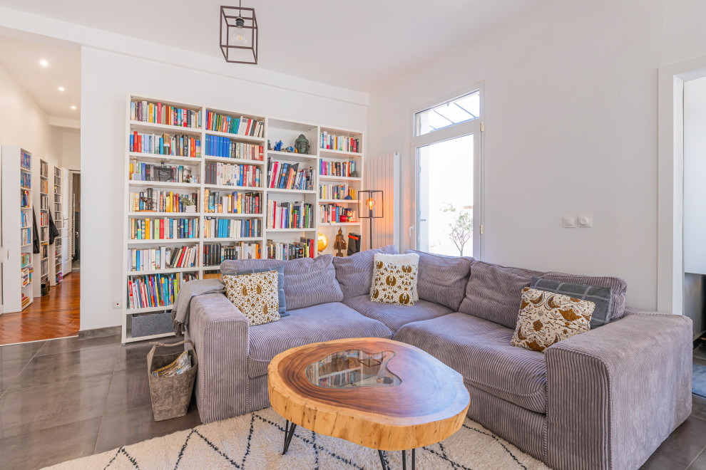 Idées déco pour un salon scandinave de taille moyenne avec un mur blanc, un sol en carrelage de céramique et un sol gris.