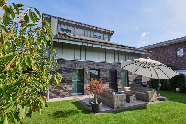 Bauhausstil Villa mit dunkler Au&szlig;enfassade contemporary-deck