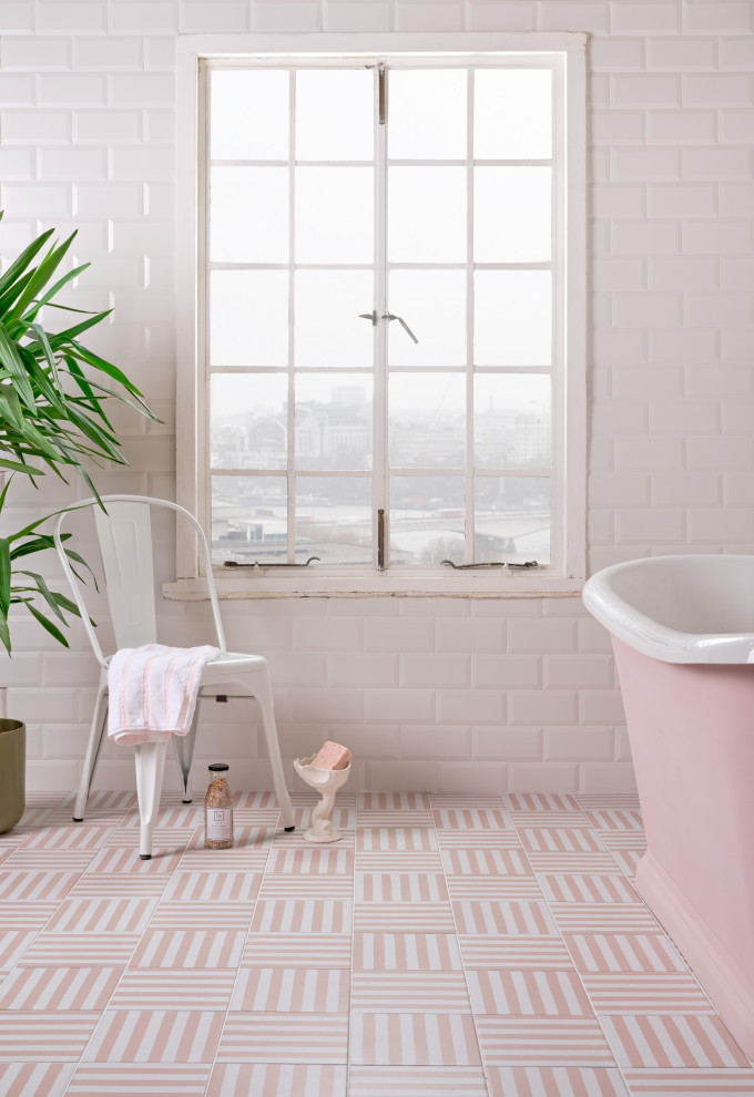 Cette photo montre une salle de bain moderne de taille moyenne pour enfant avec des carreaux de céramique, un sol en carrelage de porcelaine et un plan de toilette en carrelage.