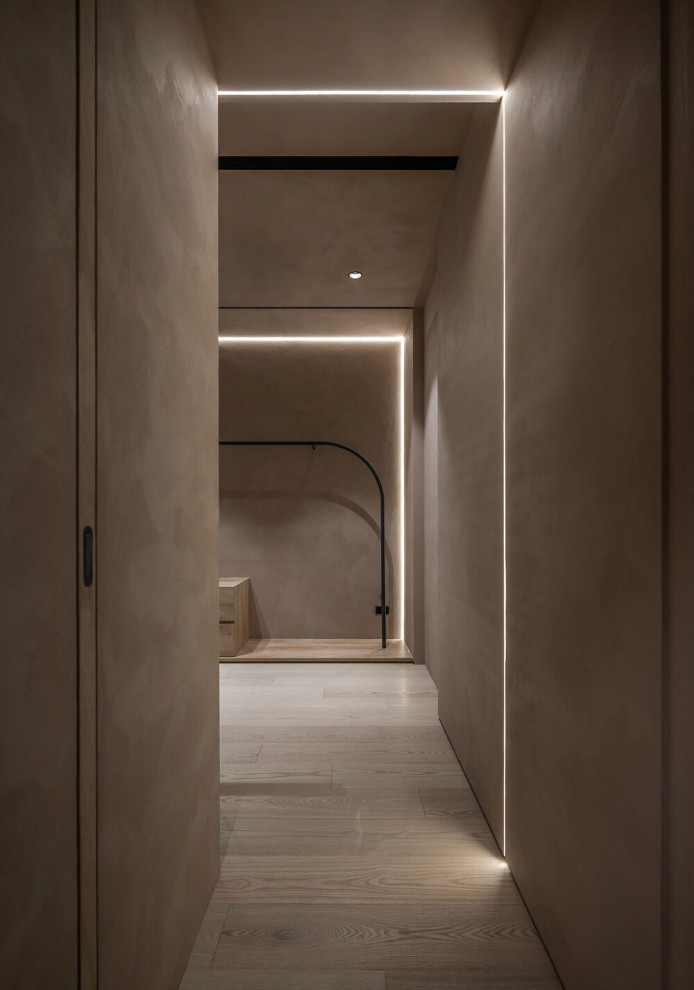 Современная спальня с гардеробной: декоративная штукатурка с эффектом арт-бетон