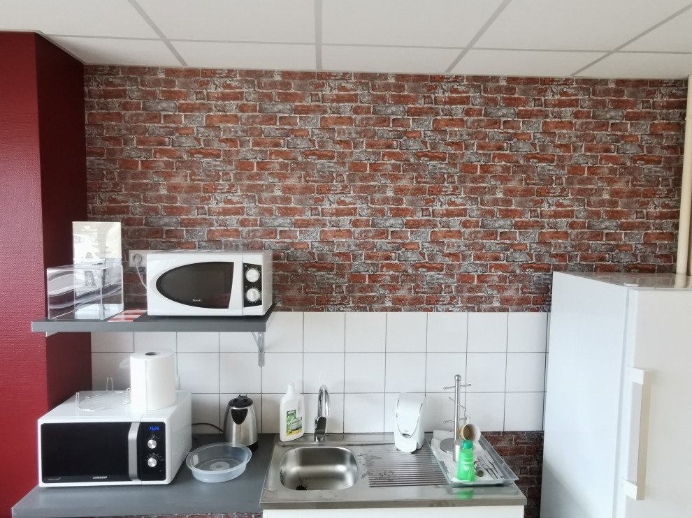 Offene, Einzeilige, Große Moderne Küche ohne Insel mit Waschbecken, Laminat-Arbeitsplatte, Küchenrückwand in Weiß, Rückwand aus Keramikfliesen und grauer Arbeitsplatte in Clermont-Ferrand