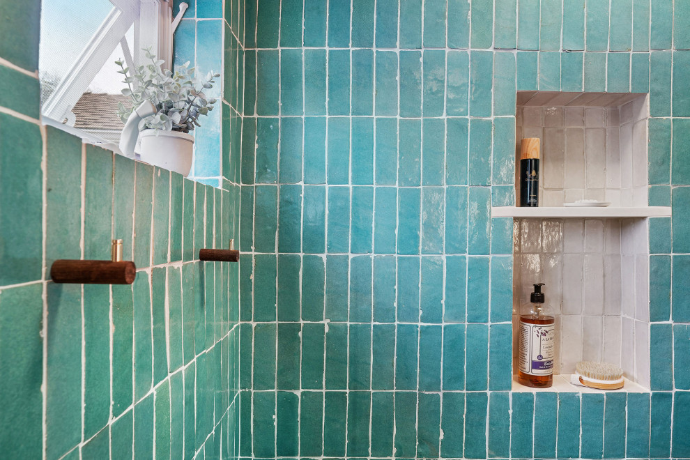 Idéer för små eklektiska vitt en-suite badrum, med släta luckor, bruna skåp, en dusch i en alkov, en bidé, grön kakel, perrakottakakel, vita väggar, cementgolv, ett integrerad handfat, flerfärgat golv och dusch med skjutdörr