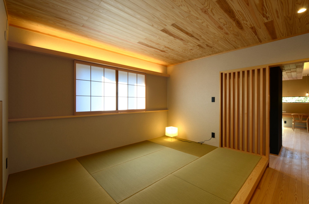 Пример оригинального дизайна: спальня среднего размера с белыми стенами, татами, деревянным потолком и обоями на стенах