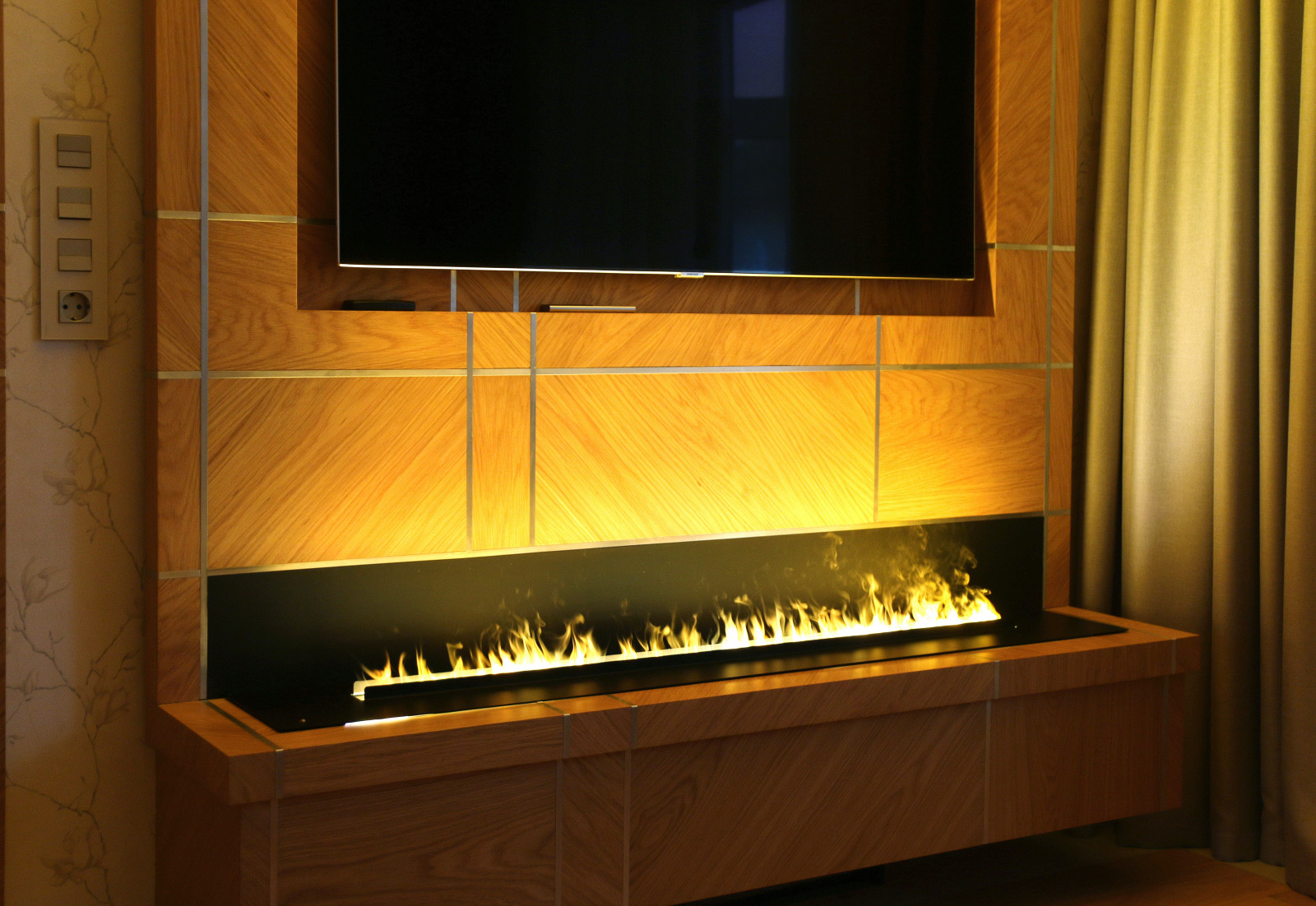 Уютная спальня с паровым камином