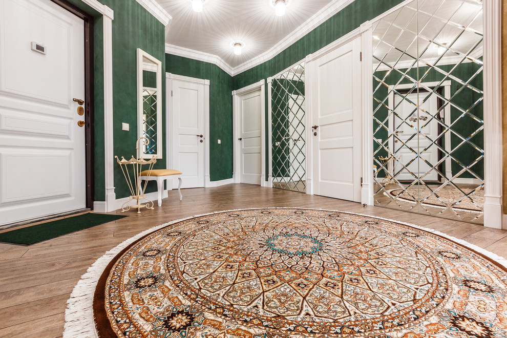 Холл цвета зелёного сукна.