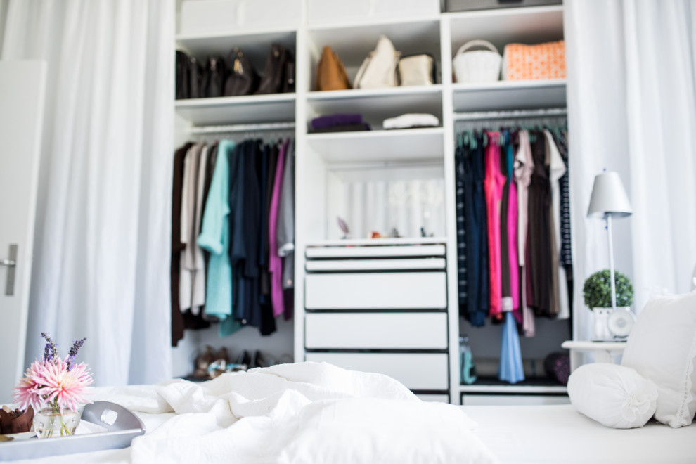 Mittelgroßes Stilmix Hauptschlafzimmer mit weißer Wandfarbe, Teppichboden und schwarzem Boden in Berlin