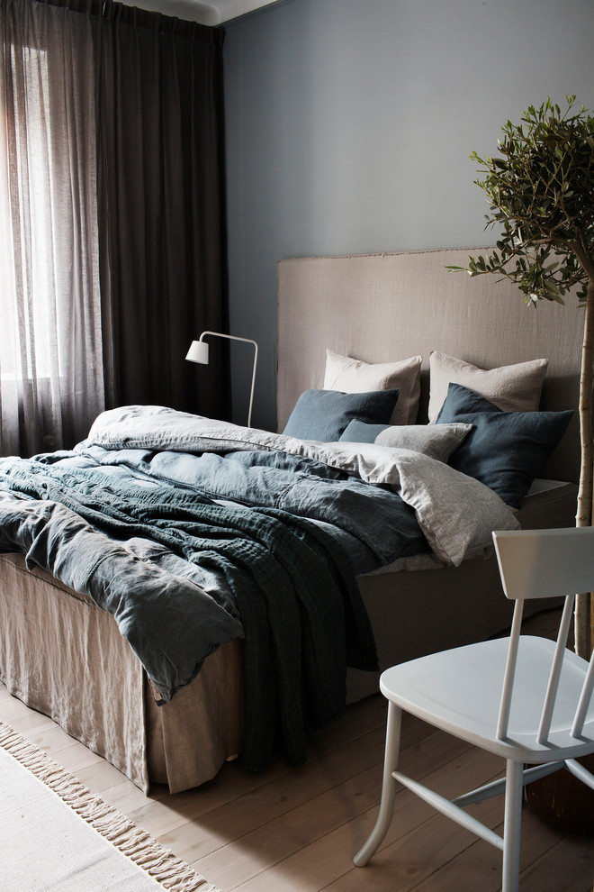 This is an example of a transitional bedroom in Stockholm.