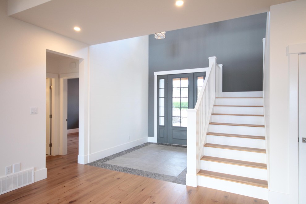 Example of a transitional entryway design in Vancouver