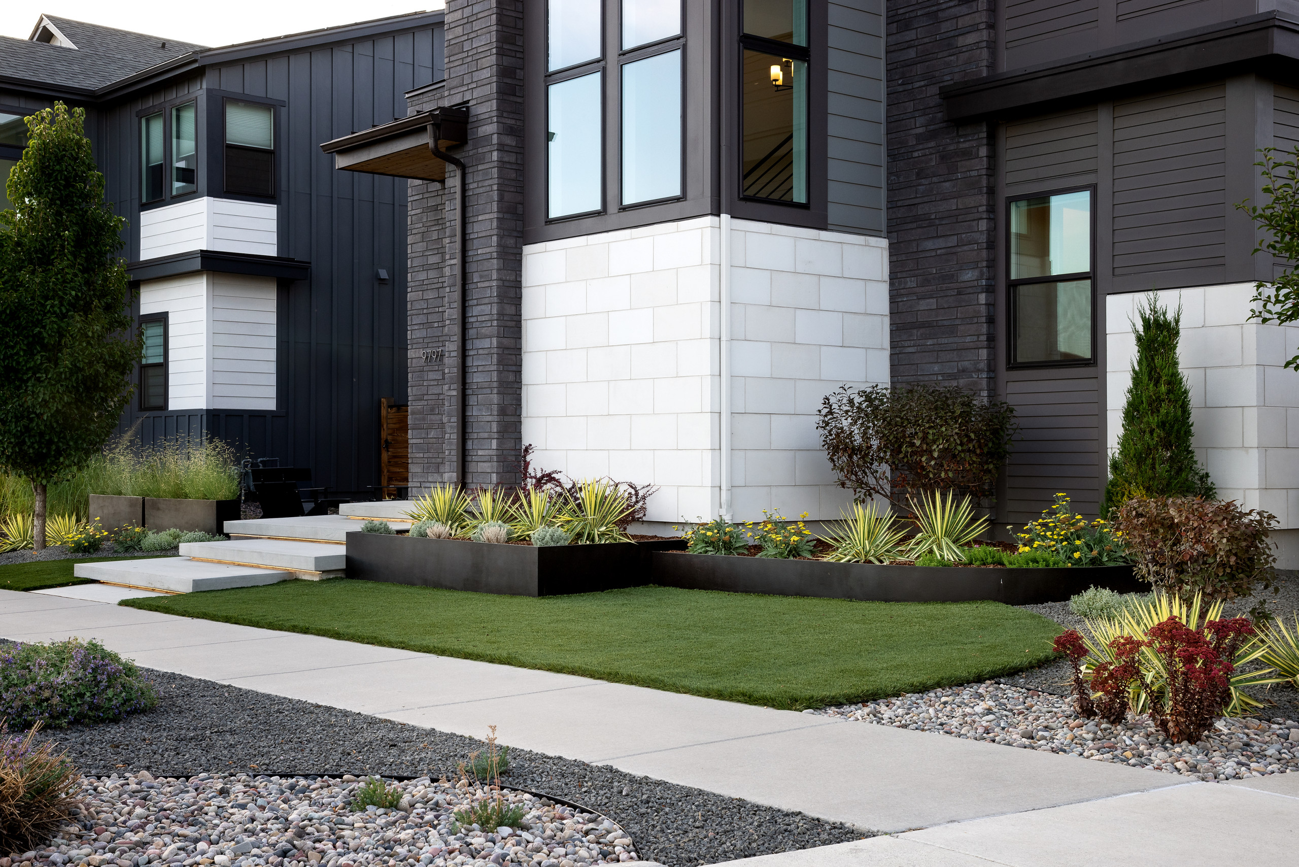 Photo of a contemporary landscaping in Denver.