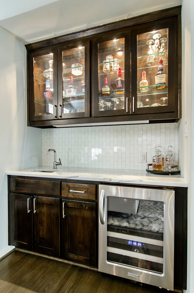 This is an example of a modern home bar in Dallas.