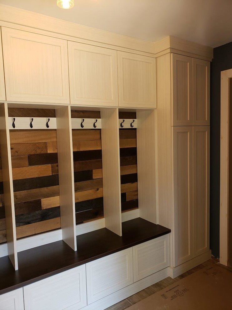 This is an example of a contemporary laundry room in Chicago.