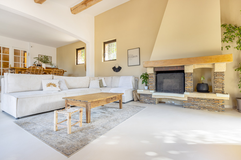 Design ideas for a country living room in Nice.