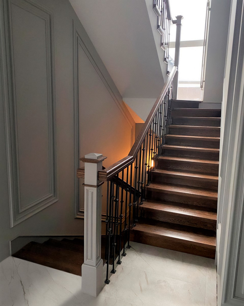 Современная лестница из дуба и металла с подсветкой