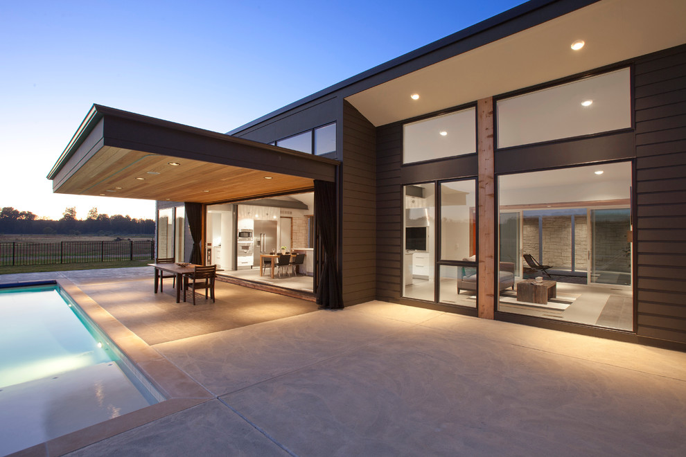 Minimalist patio photo in Cincinnati with a fire pit