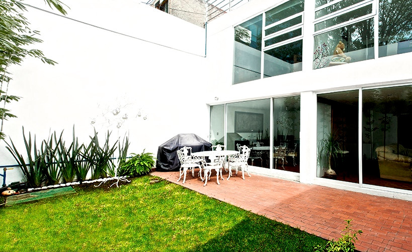 Example of a mid-sized classic concrete fiberboard exterior home design in Mexico City