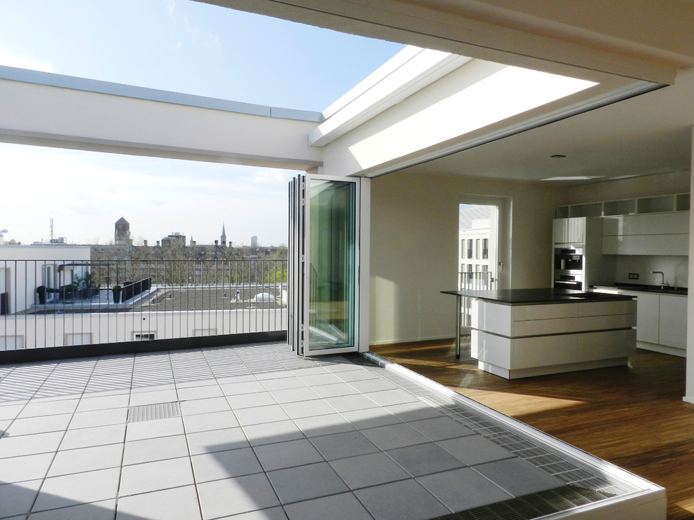 Mittelgroße Moderne Dachterrasse in Köln