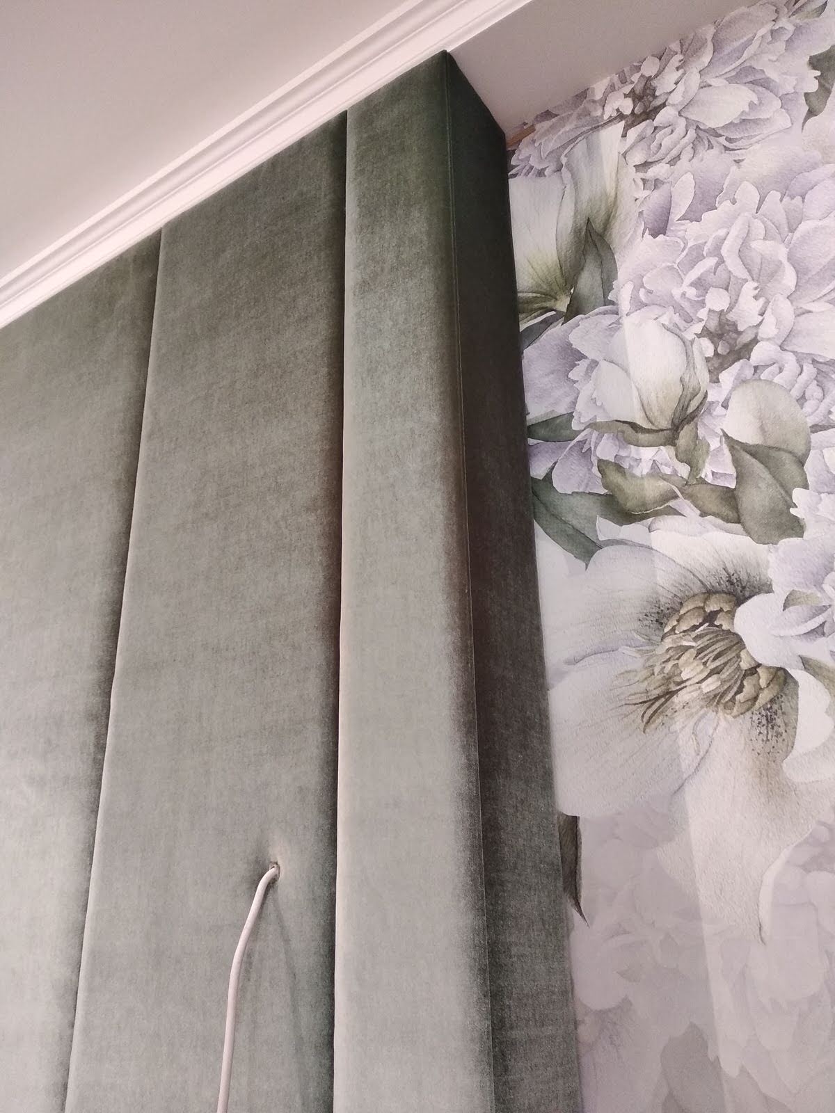 Оливковая бархатная кровать с высоким изголовьем