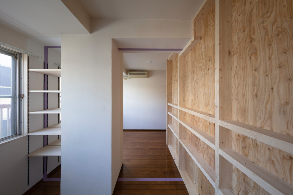 Modernes Kinderzimmer mit weißer Wandfarbe, Sperrholzboden, Tapetendecke und Tapetenwänden in Tokio