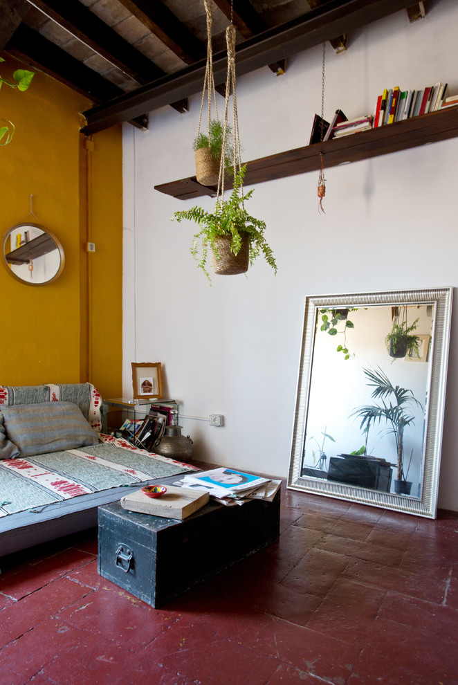 Immagine di un soggiorno mediterraneo di medie dimensioni e aperto con pareti arancioni, pavimento in terracotta, nessuna TV e pavimento rosso