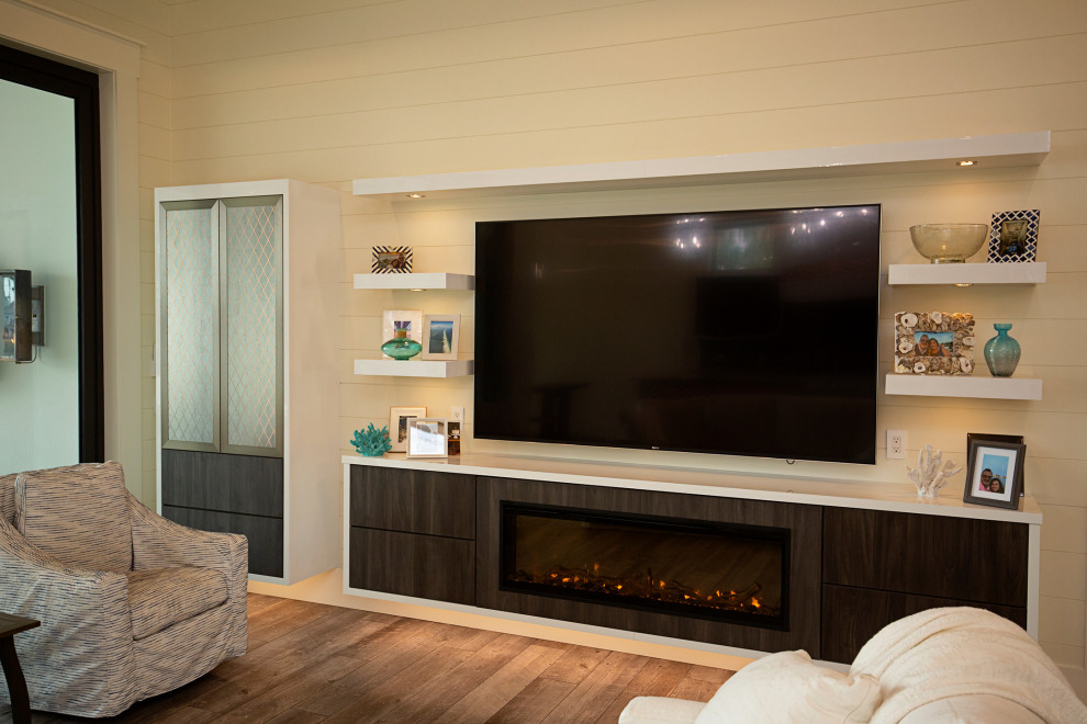 Foto di un soggiorno moderno di medie dimensioni e aperto con pareti gialle, pavimento in legno massello medio, TV a parete e pavimento marrone