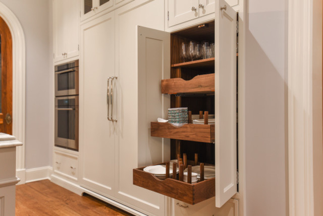 Kitchen - transitional kitchen idea in Chicago