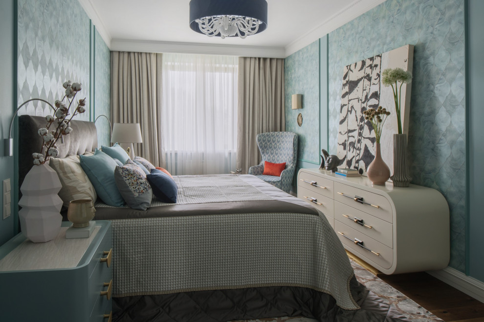 Esempio di una camera degli ospiti chic di medie dimensioni con pareti blu, pavimento in legno massello medio, pavimento marrone e carta da parati