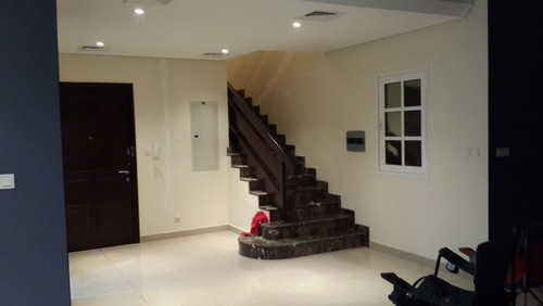 Should i extend open plan living room paint into foyer & stairs?