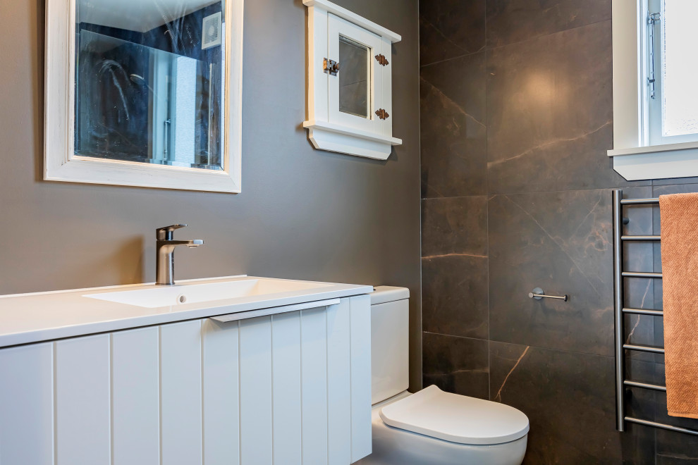 Источник вдохновения для домашнего уюта: маленькая ванная комната в классическом стиле с белыми фасадами, открытым душем, раздельным унитазом, коричневой плиткой, керамогранитной плиткой, коричневыми стенами, полом из керамогранита, монолитной раковиной, столешницей из искусственного камня, коричневым полом, открытым душем, белой столешницей, нишей, тумбой под одну раковину и подвесной тумбой для на участке и в саду