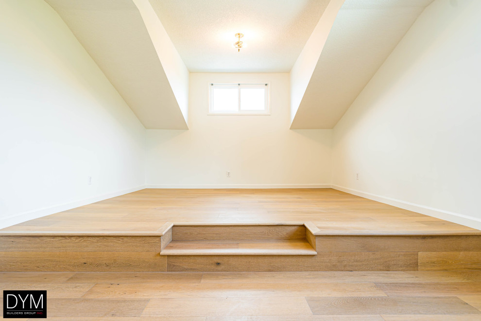 Idee per una palestra in casa minimalista di medie dimensioni con pareti bianche, pavimento in legno massello medio, pavimento marrone e soffitto in carta da parati
