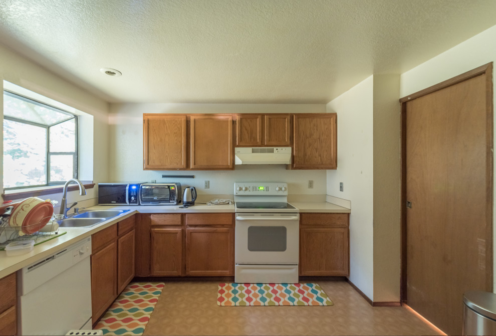 Example of a transitional home design design in Seattle