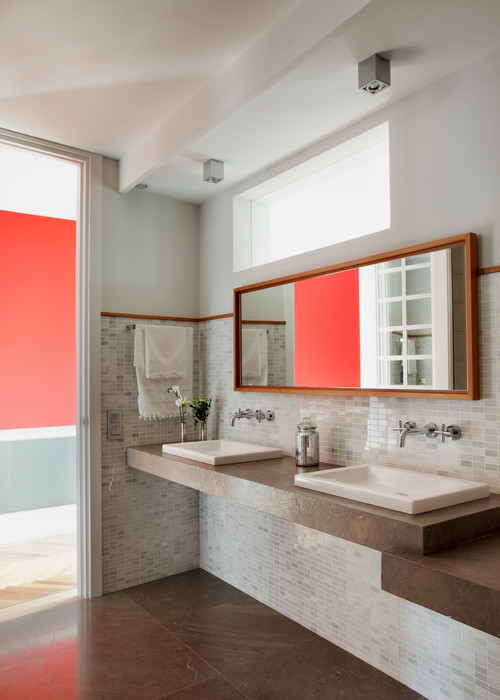 modern kırmızı ve beyaz banyo tasarımı örnekleri