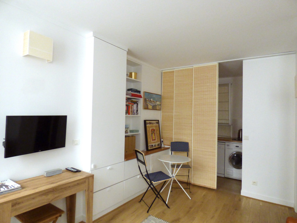 Exemple d'une petite cuisine chic avec parquet clair.