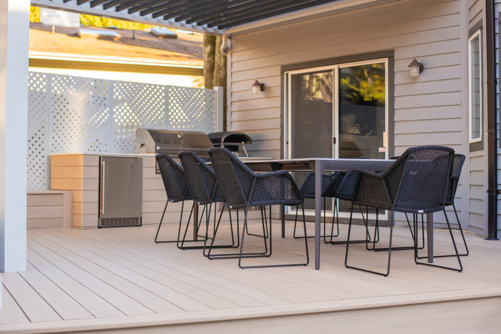 Transitional deck photo in Vancouver