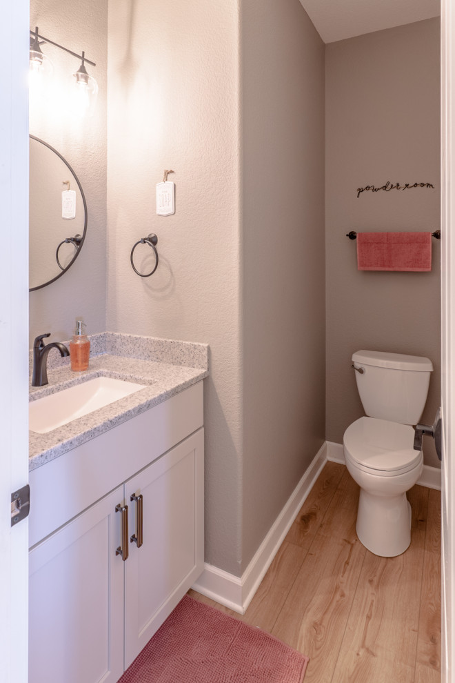 Exemple d'un grand WC et toilettes avec un placard à porte shaker, des portes de placard blanches, WC séparés, un mur beige, parquet clair, un lavabo encastré, un plan de toilette en onyx, un sol marron, un plan de toilette multicolore et meuble-lavabo encastré.