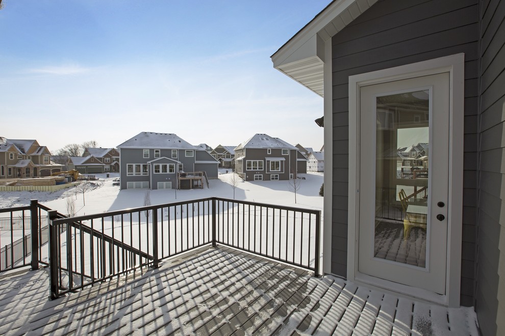 Example of a transitional deck design in Minneapolis
