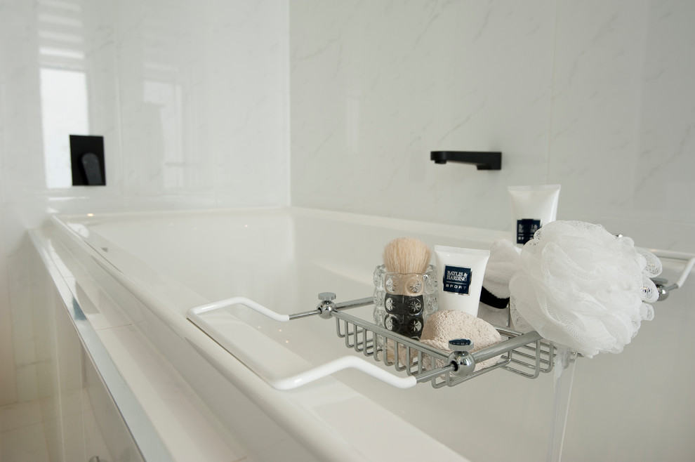 This is an example of a contemporary bathroom in Sydney.