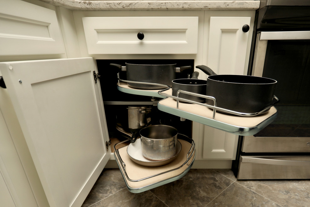 Mid-sized transitional home design photo