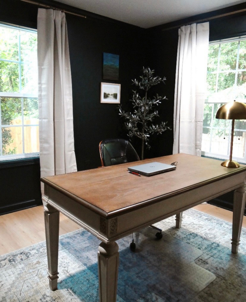 Diseño de despacho clásico renovado de tamaño medio con paredes verdes, suelo vinílico y suelo beige