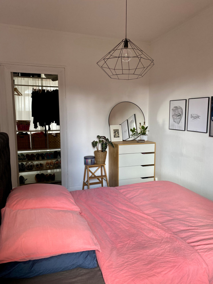 リールにある中くらいな北欧スタイルのおしゃれな主寝室 (白い壁、濃色無垢フローリング)